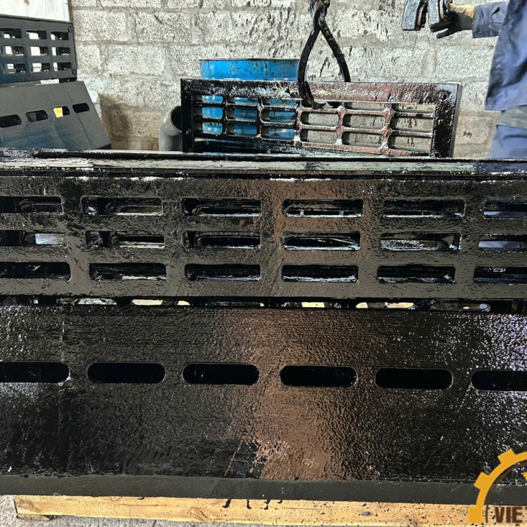 Bó vỉa xiên bằng gang cầu KT bó vỉa: 1200x350x200mm, KT nắp: 1170x235x50mm, KT khung: 1200x610x70mm