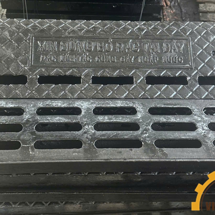 Bó vỉa xiên KT bó vỉa: 1000x300x145mm, KT nắp: 970x235x50mm, KT khung: 1000x600x70mm