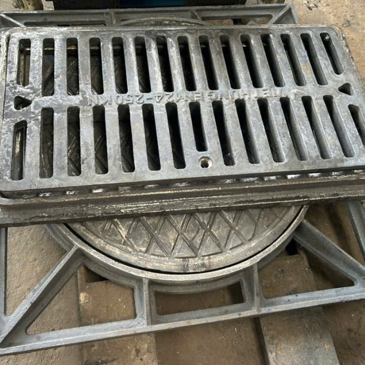 Bộ Lưới chắn rác gang xám KT: 960x530x60mm, nắp 855x430mm và bộ nắp hố ga KT: 900x900x75mm