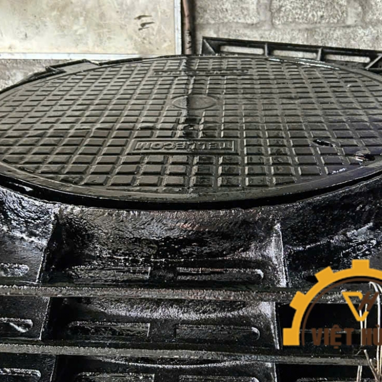  Nắp hố ga khung âm bằng gang cầu kích thước khung: 1120x120x75mm, nắp D900mm. Tải trọng 1.5 tấn