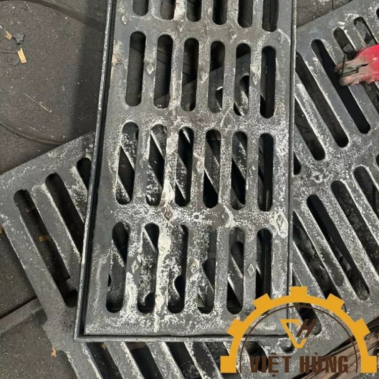 Lưới Chắn Rác Có Khung Bằng Gang:  KT: K1034x500x50mm, nắp 1010x470mm