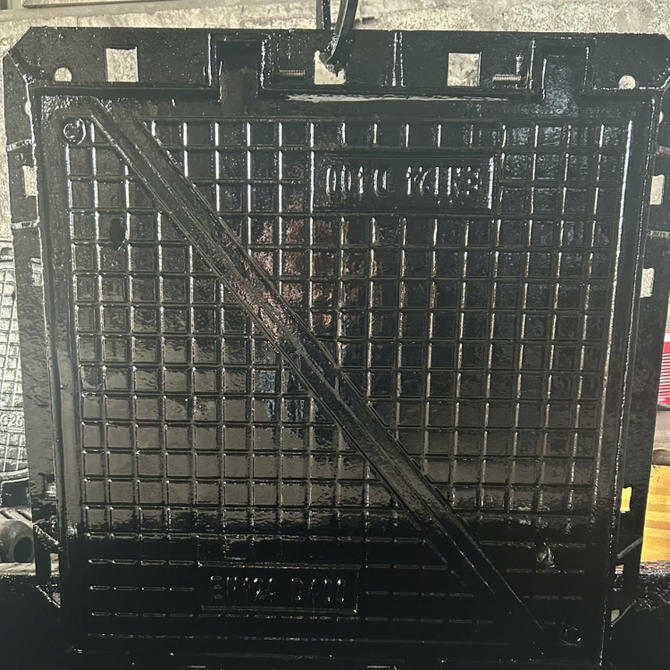 Nắp Bể Cáp 2 Cánh Bằng Gang Cầu Theo Tải Trọng KT Khung: 910x952x80mm, Nắp: 750x750mm, Tải Trọng 40